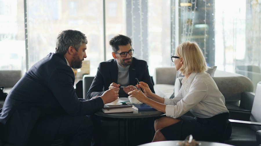 Profesionales conversando alrededor de una mesa.